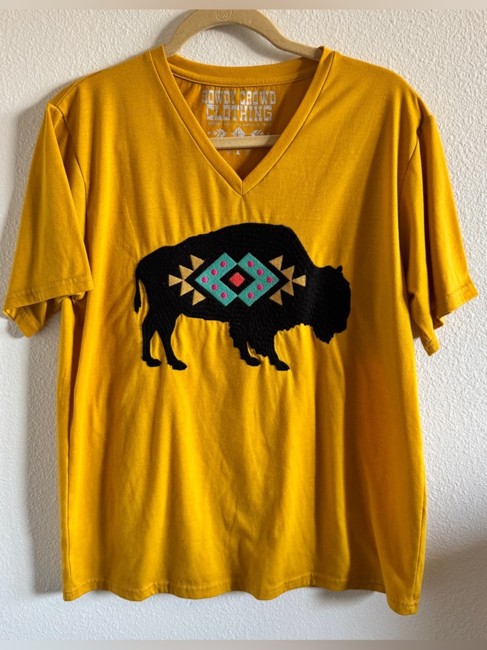 Rowdy Crowd Clothing Mustard Buffalo Bison Embroidered V-Neck Tee Womens L
